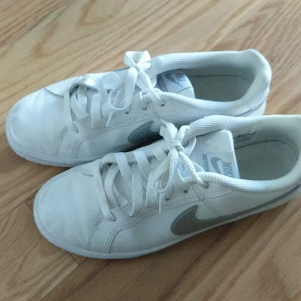 White Nike shoes 7